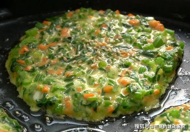 蔬菜|芹菜加3个鸡蛋，筷子一搅，手不用沾面，10分钟搞定全家人早餐