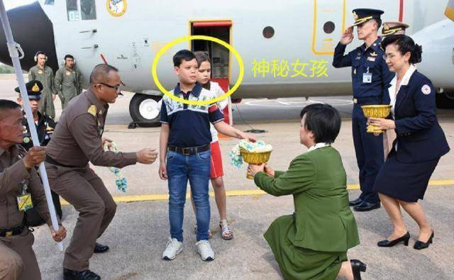 公主|泰国“铁憨憨”王子被惯坏！乘飞机请小女生玩，接机人员全程下跪