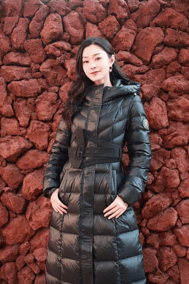 亮点|宋轶穿火了“收腰羽绒服”，保暖又能显身材，3条腰带才是大亮点