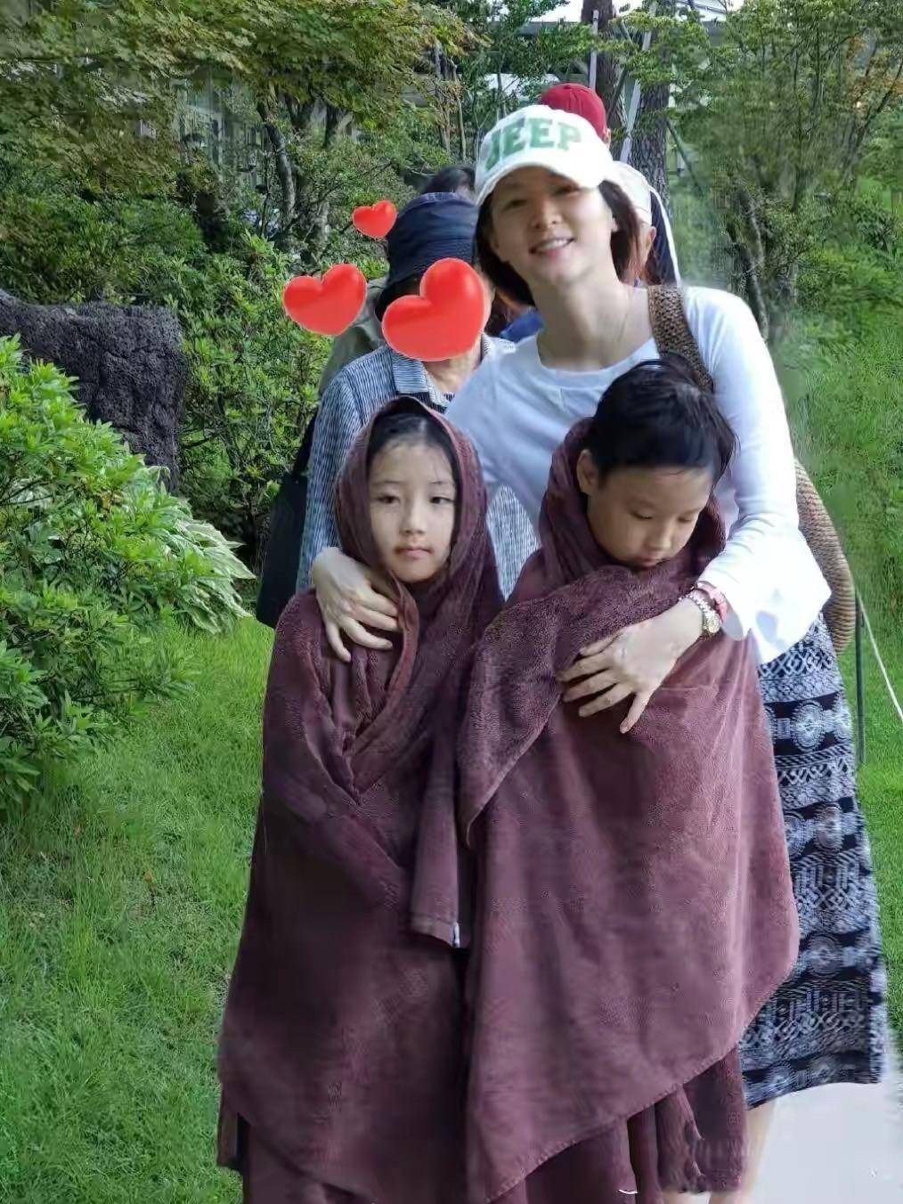 毛衣|李英爱近照曝光！针织衫搭马甲珍珠项链好炫，49岁脸嫩得不像话