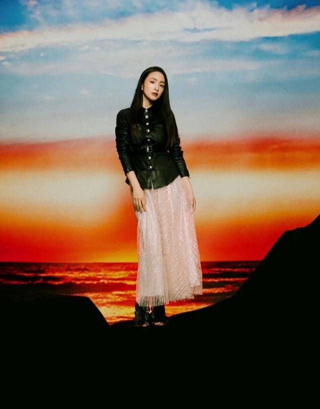 刘海|林依晨生图曝光，粉色连衣裙配“狗啃刘海”状态好，不愧冻龄女神