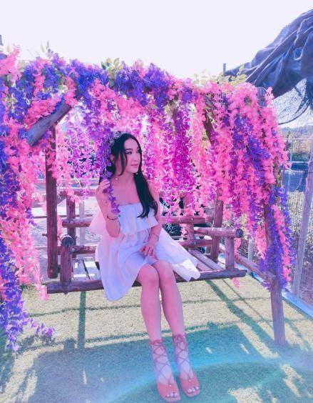 卫衣|54岁温碧霞坚持扮嫩，穿抹胸裙扮花仙子，没生过孩子也难挡衰老