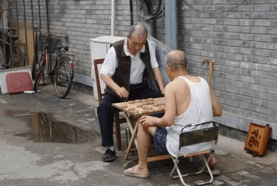 社会|男人衣柜中百搭的白背心