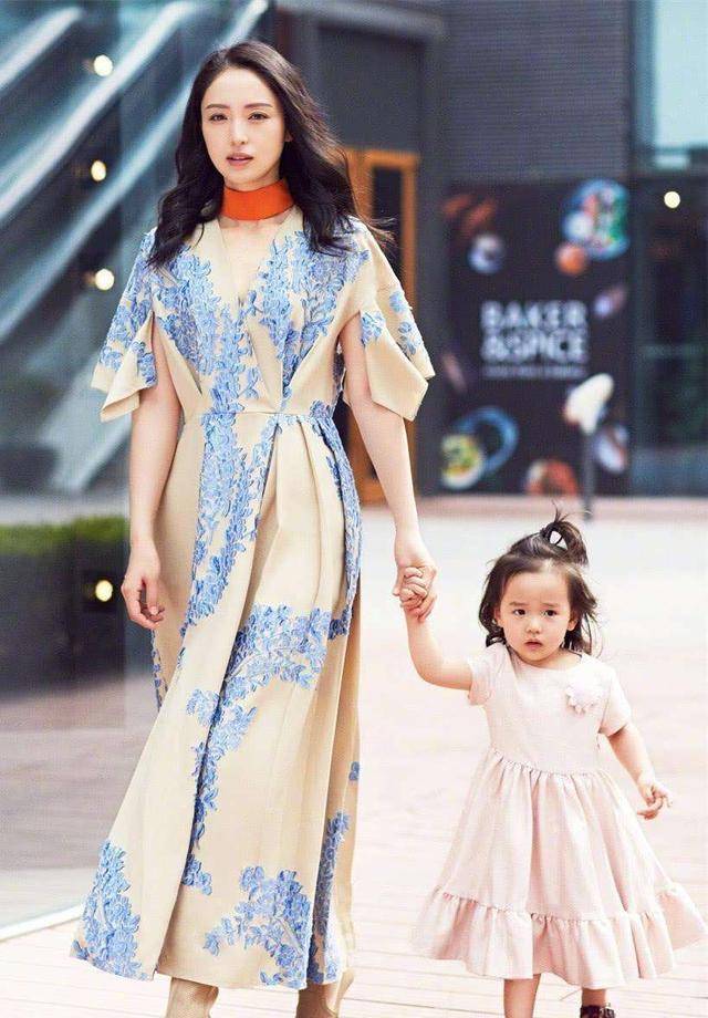 大腿|高云翔都回来了,女儿小酒窝“翻脸”不认爸!抱着董璇大腿不撒手