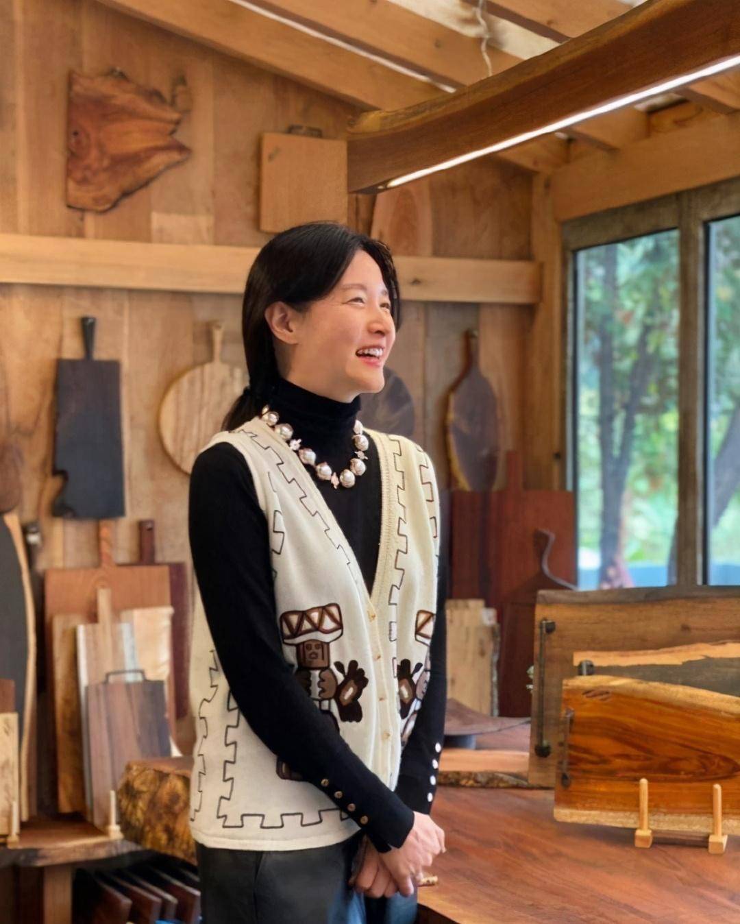 毛衣|李英爱近照曝光！针织衫搭马甲珍珠项链好炫，49岁脸嫩得不像话