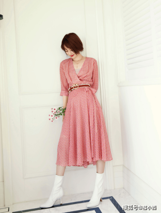 国际|文章的前妻马伊琍又美了，一袭印花连衣裙高调亮相，美出国际范