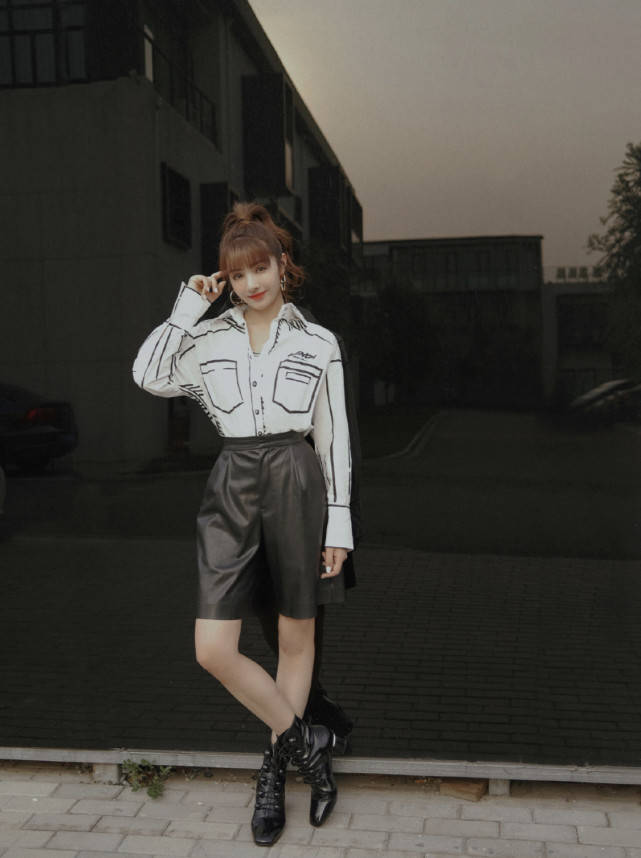 显得|麦迪娜升级“辣妈”后，一身工装风甜酷范，这哪里看得出生过娃？