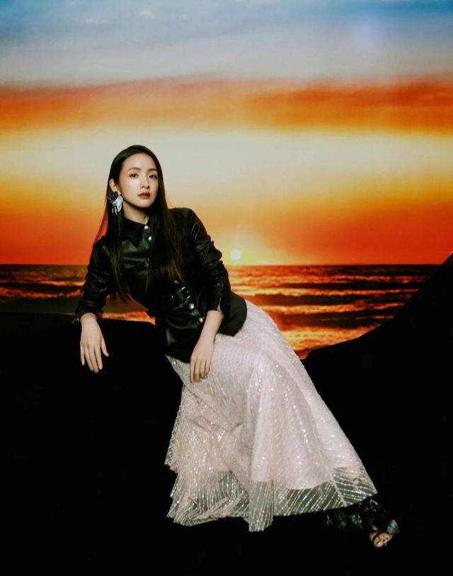 刘海|林依晨生图曝光，粉色连衣裙配“狗啃刘海”状态好，不愧冻龄女神