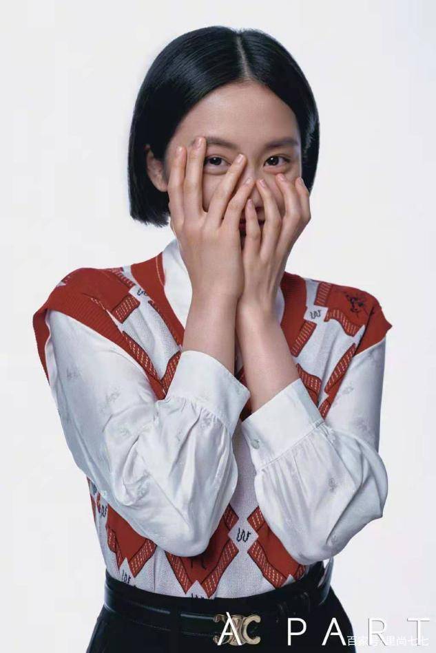 黑色|黄磊女儿也要出道了？黄多多时尚大片曝光，罕见接长发美到认不出