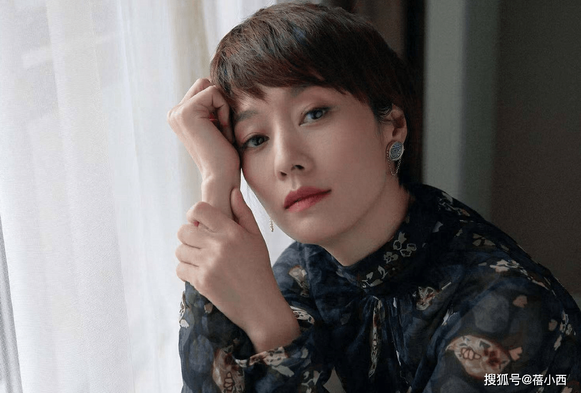 国际|文章的前妻马伊琍又美了，一袭印花连衣裙高调亮相，美出国际范