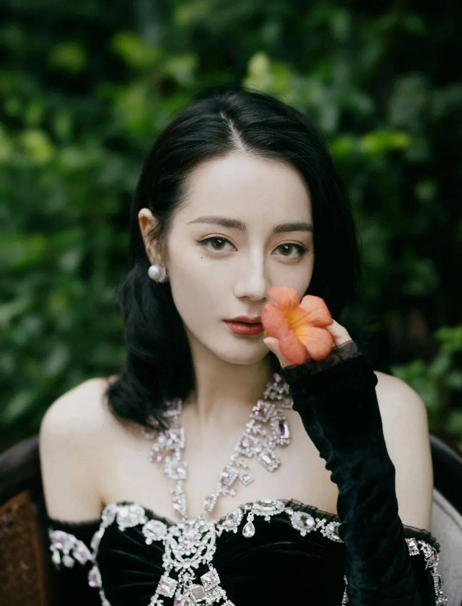 当红|迪丽热巴穿黑色亮钻抹胸裙超美艳！雪肤玉貌太性感妩媚