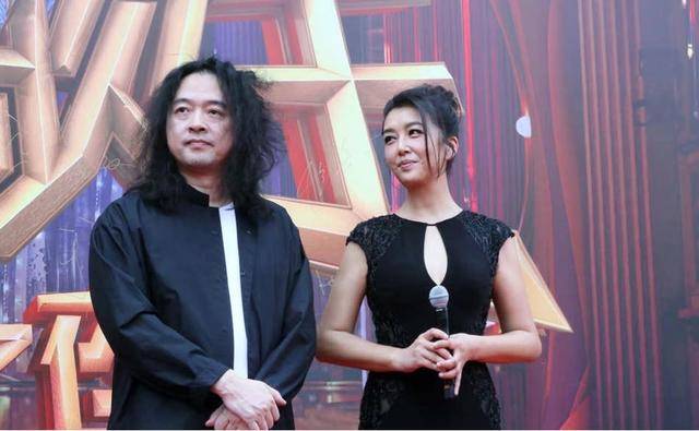 黑色|江珊不愧是风华绝代的美人,一袭黑色裹身长裙优雅高级,稳重大气