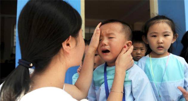 家长|世上只有爸爸好！女儿第一天上幼儿园 ，爸爸不舍给奶奶打电话互哭！