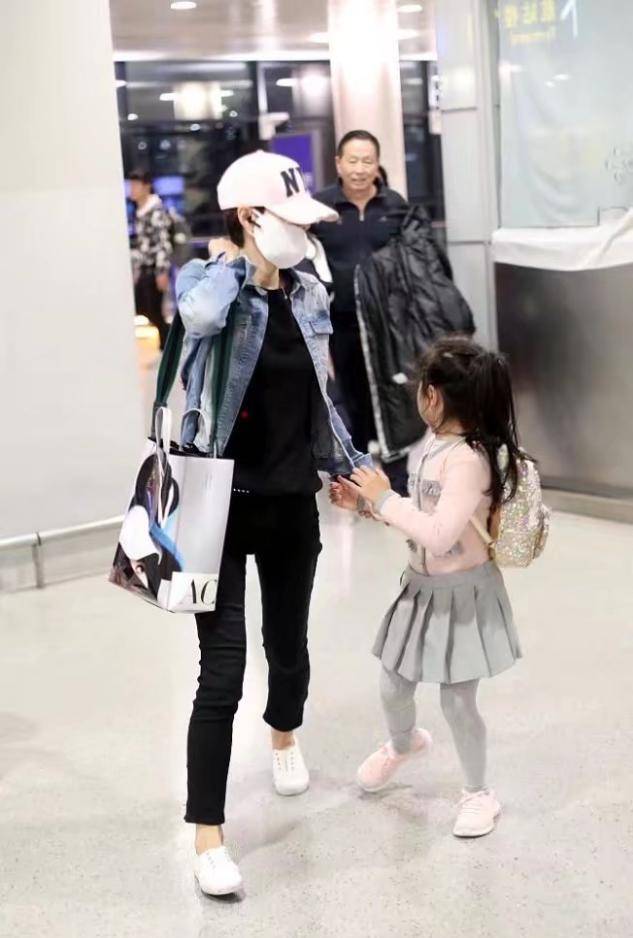 黑色|马伊琍走机场,穿羽绒服配“小樱桃”夏衣,皮肤白嫩露出久违笑容