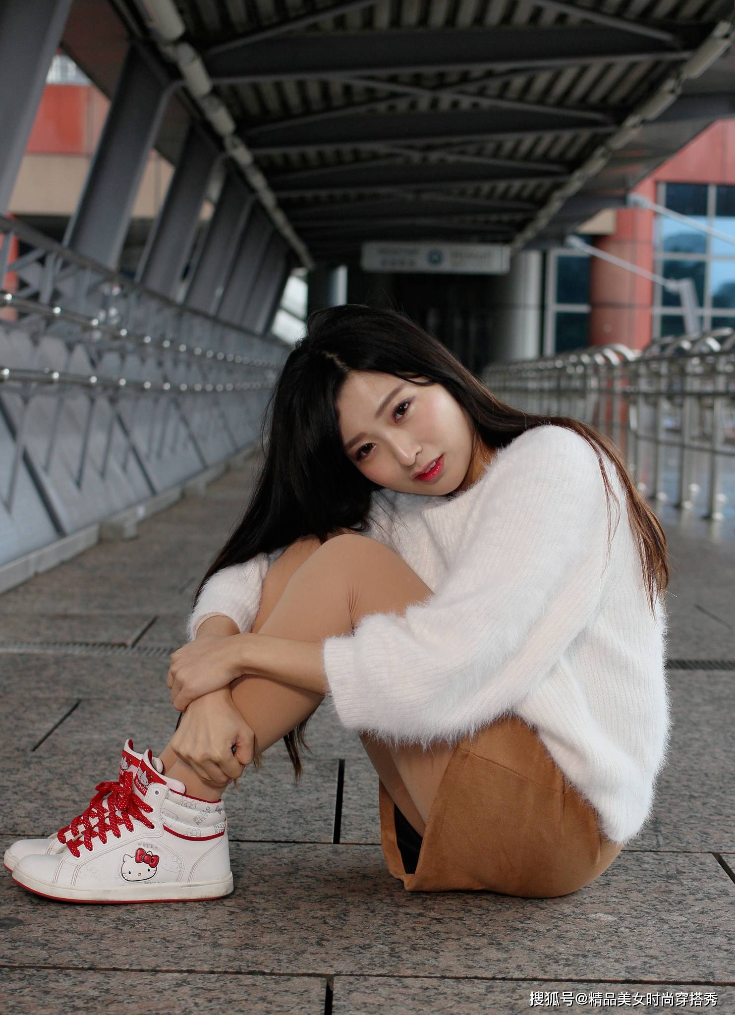 短裙|美女身着米色西服短裙，搭配出精致的造型，展示出女人柔和的美