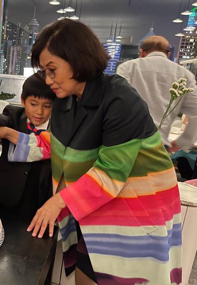 氛围|汪明荃哪像70多岁奶奶,穿“彩虹装”洋气又减龄,老了也是一枝花