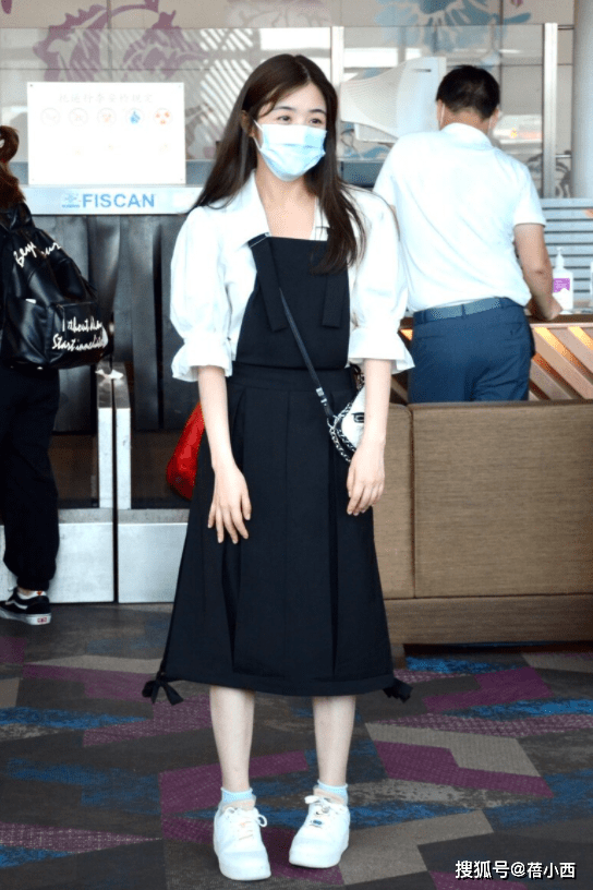 黑色|张含韵越来越会打扮，穿背带裙配白衬衫走机场，时髦减龄又显气质