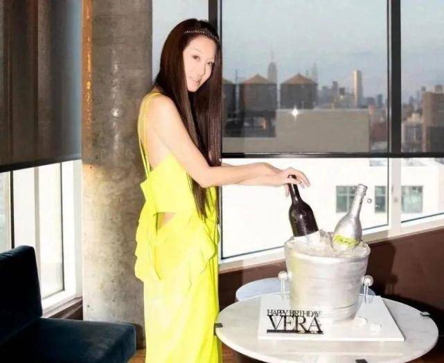 亮点|72岁王薇薇身材似27岁！穿露背装秀身材，戴太阳帽变身顶级名媛