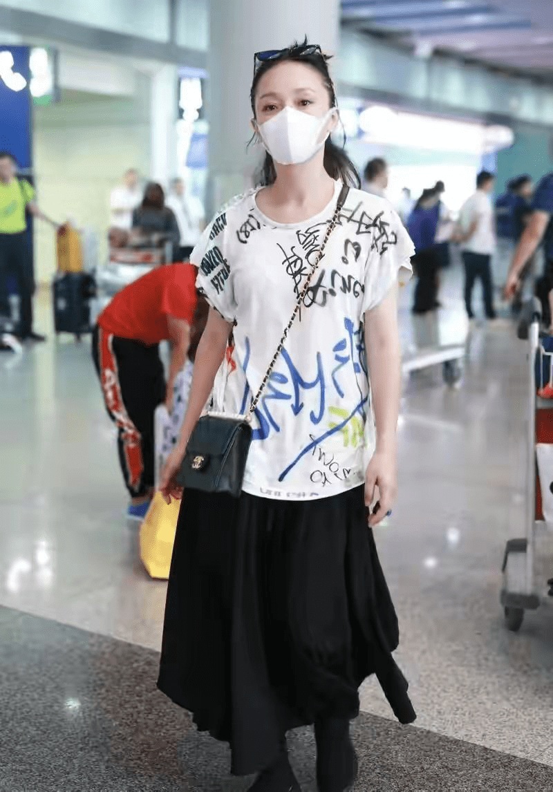 显得|真服了周迅,明明身高不占优还不注意凹腰线,但印花T确实挺减龄