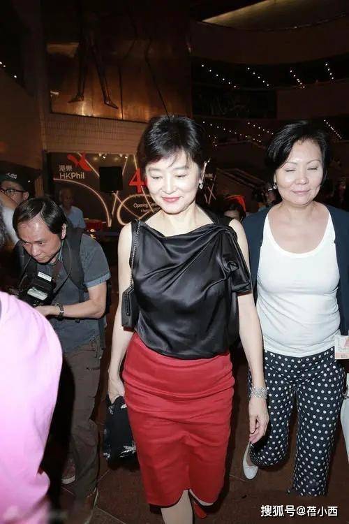 进行|我被林青霞的“括号臀”迷住了，穿黑色亮片裙，好像换了一副身材