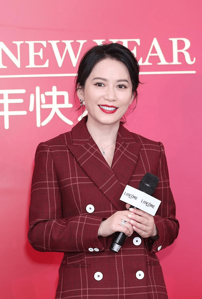 职场|俞飞鸿与小6岁的袁泉同框无压力,就算年纪大了,但仍然很惹眼