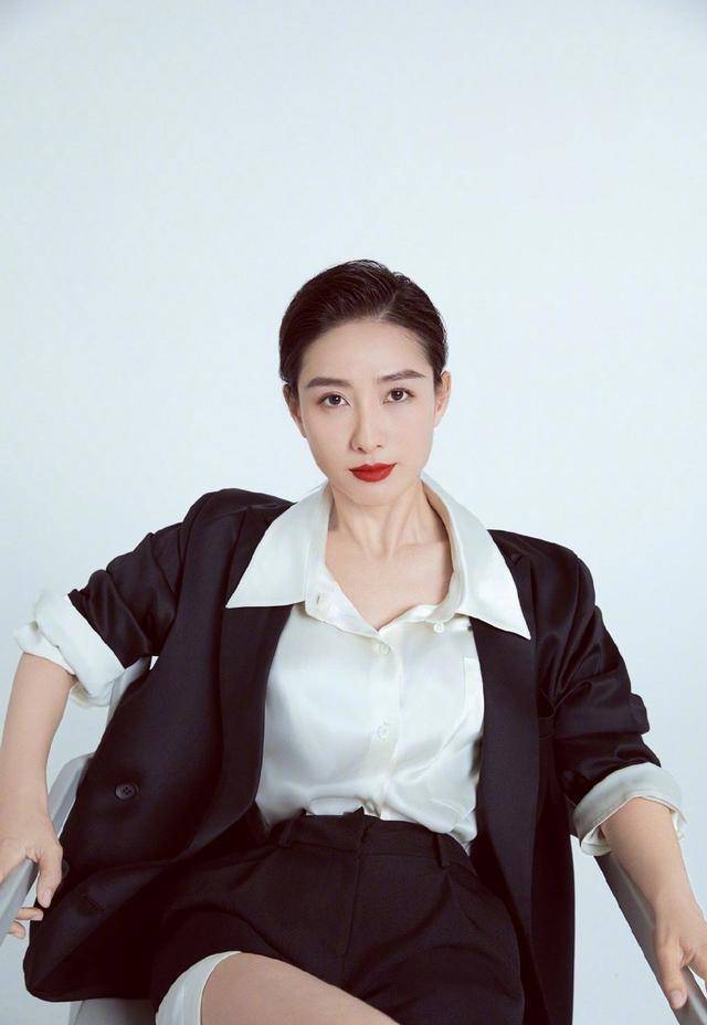黑色|“安陵容”短发A爆！梳“油头”衬衣扣子解一颗，眼神帅气又迷人