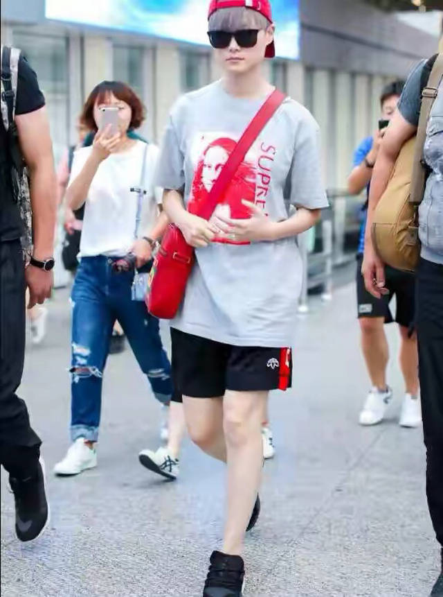 中性|李宇春穿搭越来越接地气，T恤配短裤很休闲，脸戴墨镜秒变时髦精