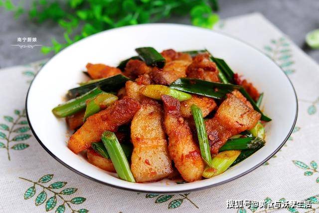做法|回锅肉这样做吃着才过瘾，肥而不腻，超级下饭，每次做一盘不够吃