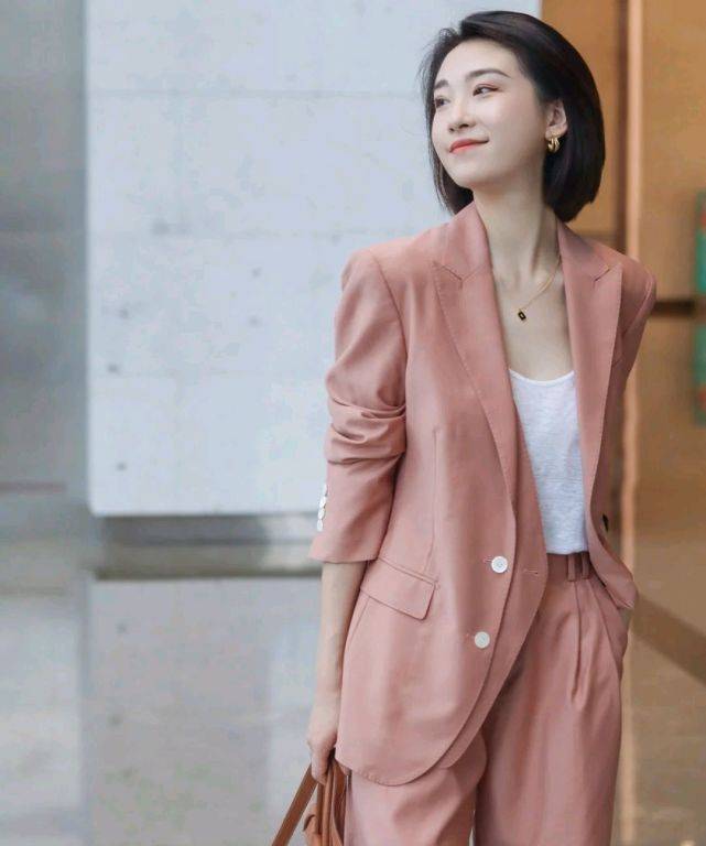 服装|只要穿对了，就能轻松成为精致的女人，与年龄无关