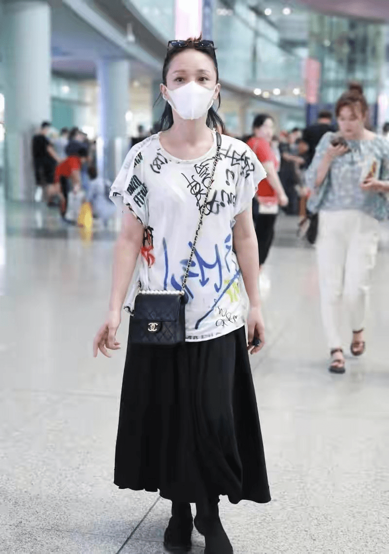 显得|真服了周迅,明明身高不占优还不注意凹腰线,但印花T确实挺减龄