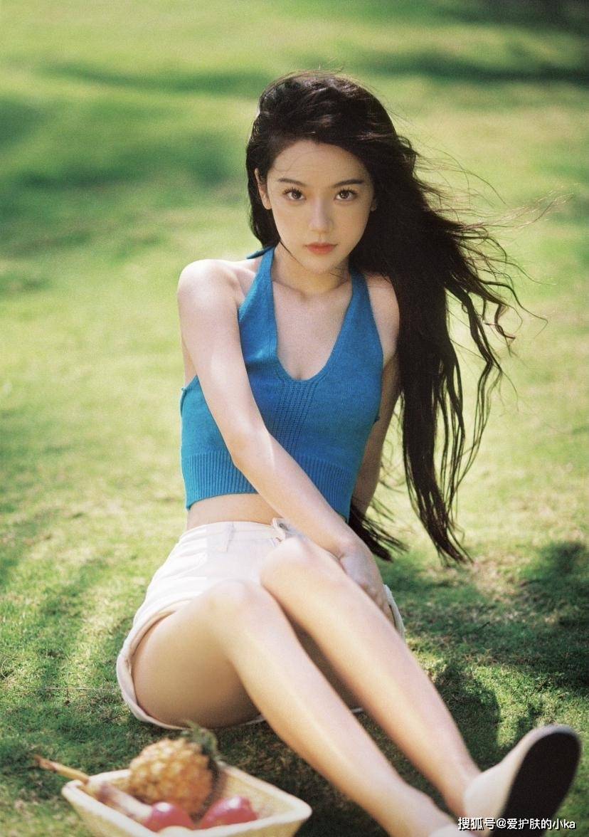 短裙|夏日甜酷风万能公式!明星都爱的时髦风格,普通人也能完美驾驭