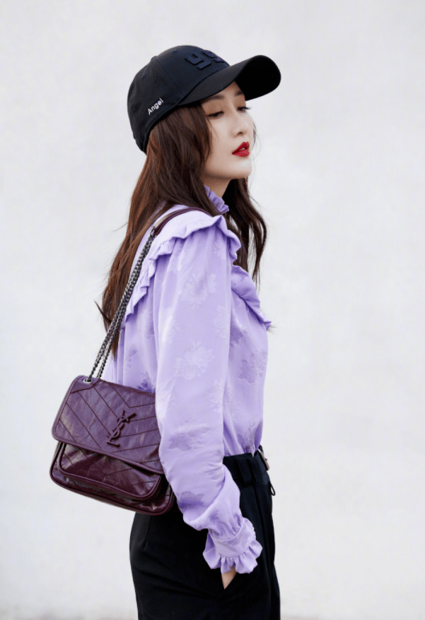 王鸥|王鸥带火了一种穿法，叫“衬衫+阔腿裤”，利落潇洒又有气场