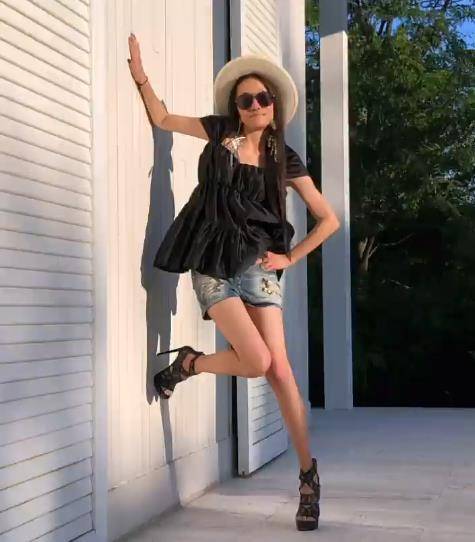 亮点|72岁王薇薇身材似27岁！穿露背装秀身材，戴太阳帽变身顶级名媛