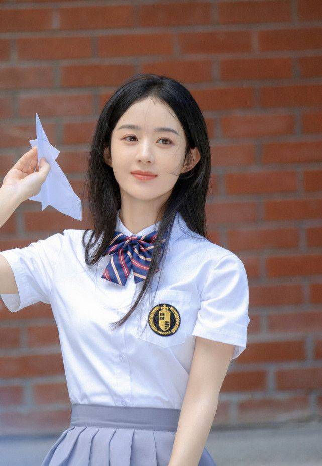 赵丽颖|赵丽颖晒美照，小圆脸精致又可爱，穿羽毛裙变身小仙子