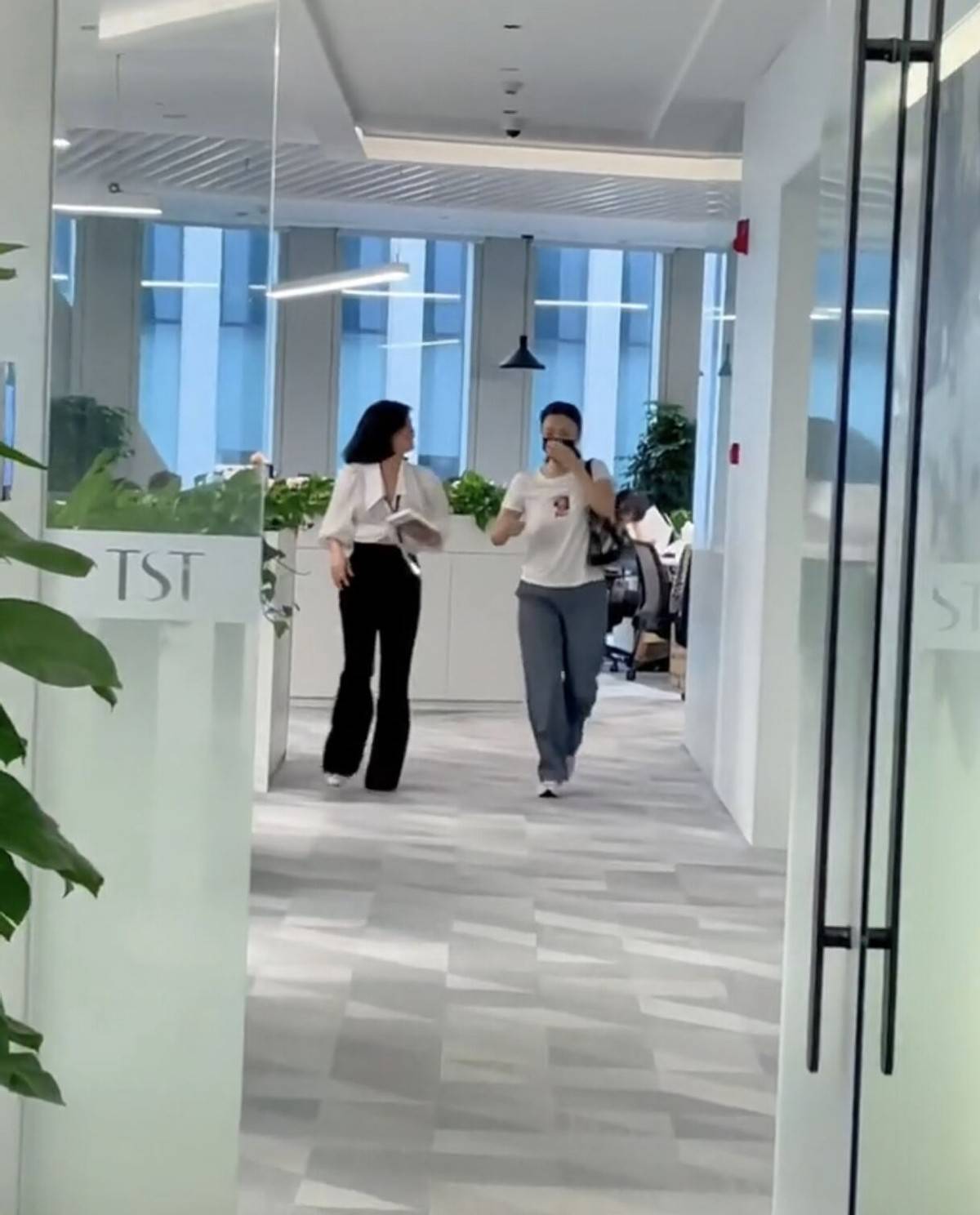 陶虹低调现身张庭公司 T恤仅40元 名下却有闺蜜赠送的一层楼 包也并