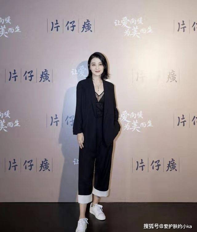 感觉|梅婷才是真正的时髦精！穿“白+黑”不仅不显老，反倒精致又高级