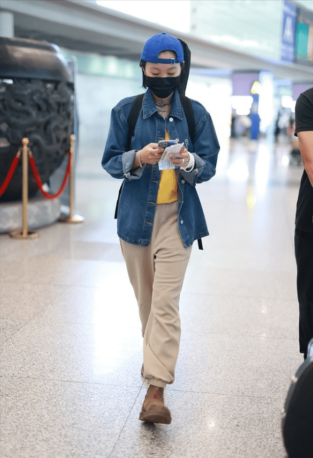 中性|长发的窦靖童也挺潇洒的,中分头发有点“油”,但率性穿搭不违和