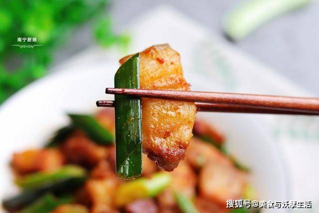 做法|回锅肉这样做吃着才过瘾，肥而不腻，超级下饭，每次做一盘不够吃