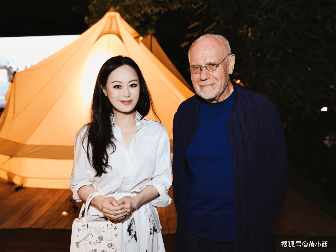 章小蕙|章小蕙的上流贵妇生活让人羡慕，穿白衬衫配半身裙，高级感藏不住