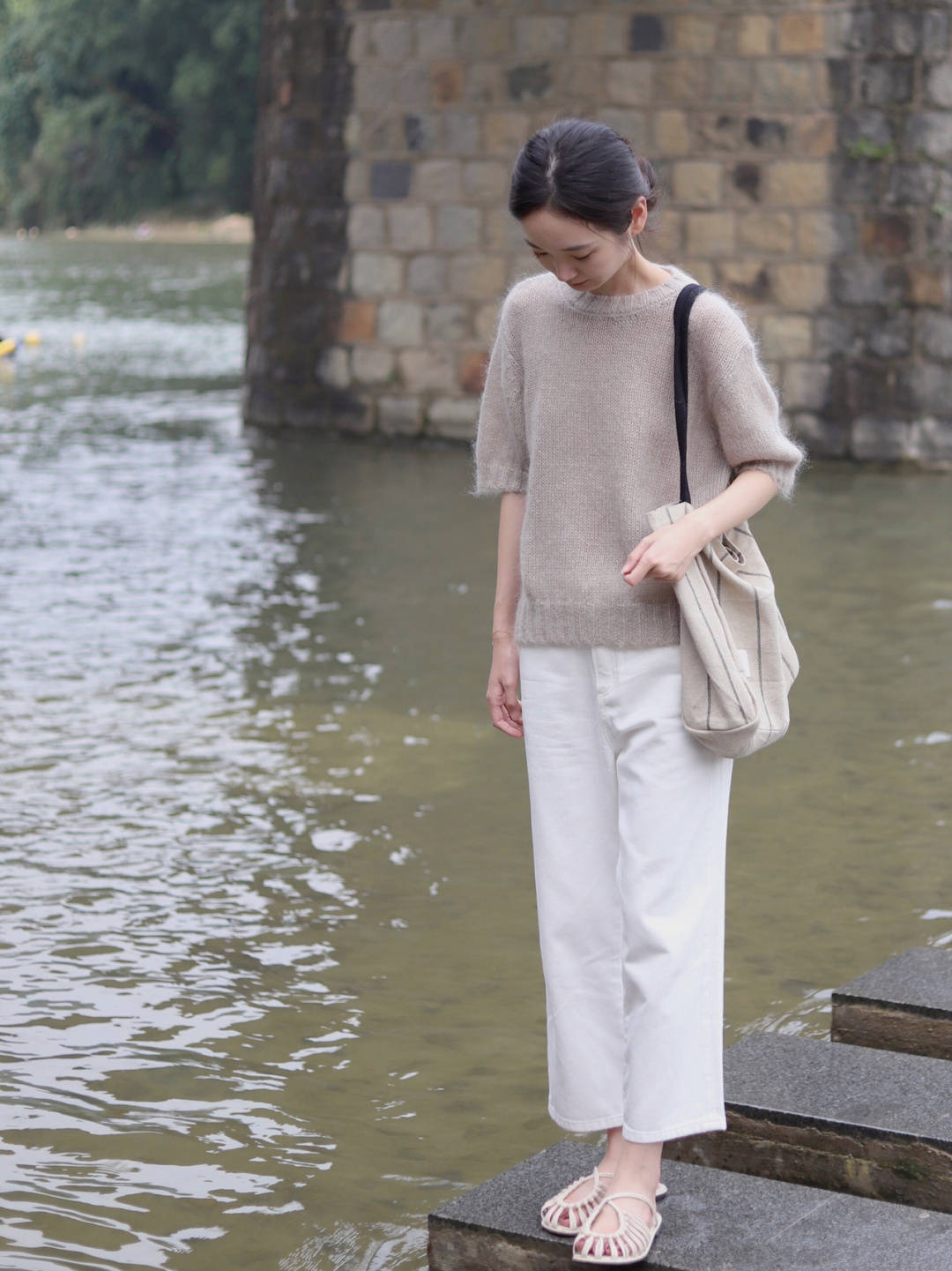 卫衣|气质女人秋天都不会乱穿衣,用卫衣搭配百褶裙俏皮灵动,活泼减龄