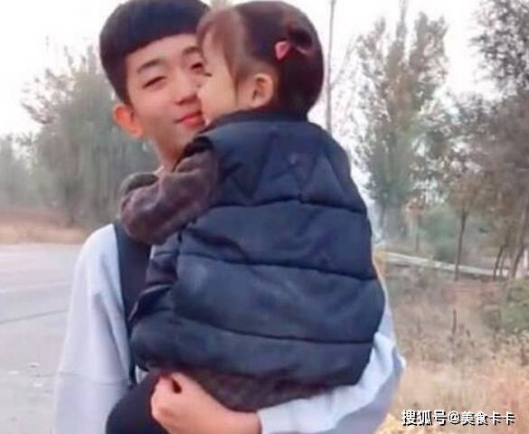 因为|哥哥比妹妹大15岁，每次哥哥要出门都是这场景，妈妈被暖化了