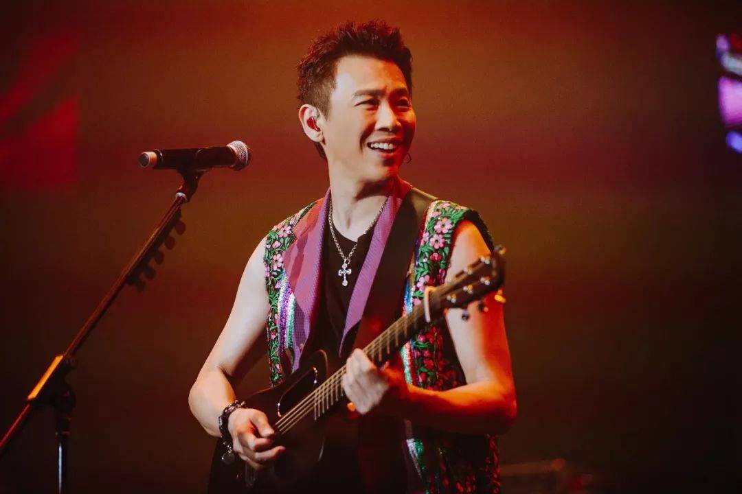 原创52岁陶喆近照曝光两侧头发斑白腮红显眼笑容有点慈祥