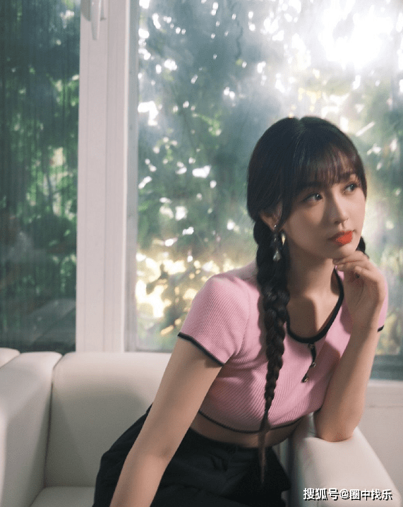 虞书欣晒照身材太有料!粉色bm风上衣搭双麻花辫可爱又甜_jennie