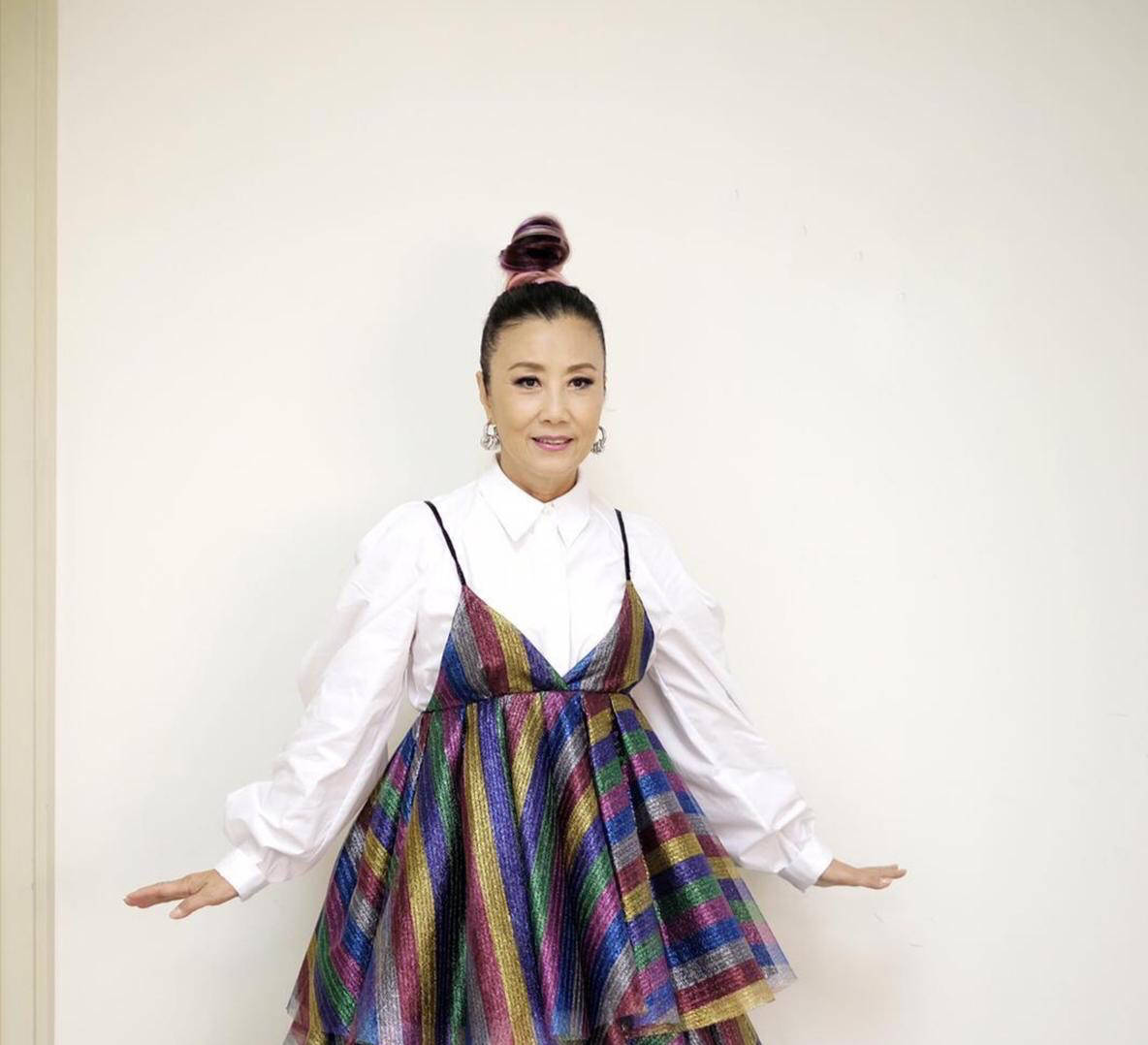 氛围|汪明荃哪像70多岁奶奶,穿“彩虹装”洋气又减龄,老了也是一枝花