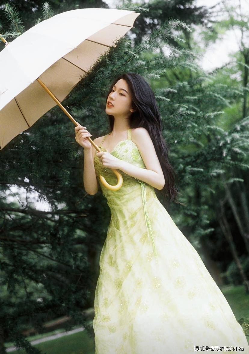 短裙|夏日甜酷风万能公式!明星都爱的时髦风格,普通人也能完美驾驭