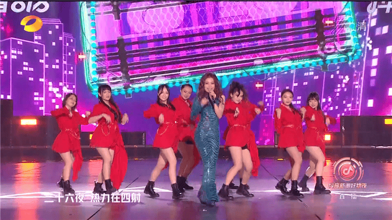 张萌|芒果817晚会女星状态大赏:娜扎紧张频卡词,张萌浮肿,硬糖全员扮嫩