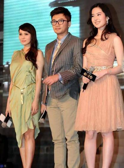 面料|伊能静扮嫩很成功,一袭缎面露肩裙,与小19岁刘亦菲同框不显老