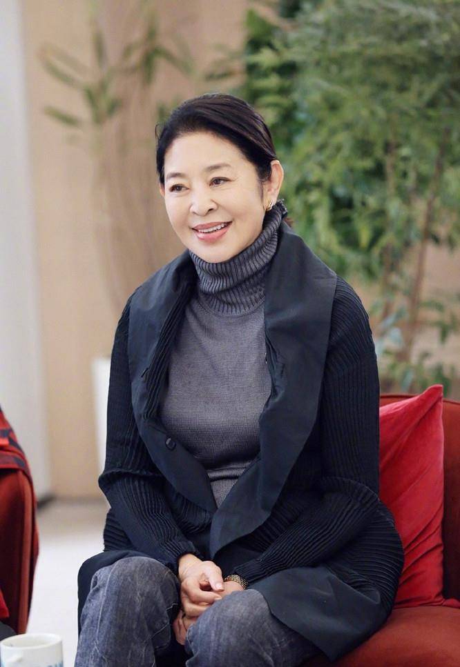 服装|倪萍近况曝光，穿休闲装录制综艺，双腿纤细到裤管撑不起