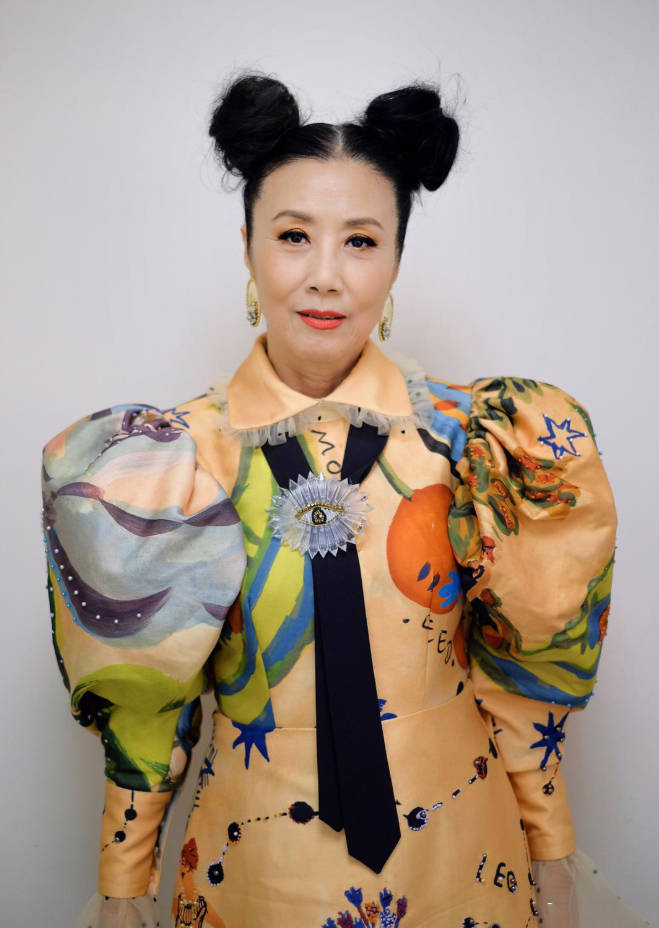 氛围|汪明荃哪像70多岁奶奶,穿“彩虹装”洋气又减龄,老了也是一枝花