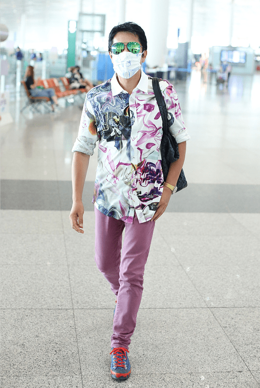 蔡国庆|谁说男人不能"老来俏",蔡国庆穿花衫看着花里胡哨,可还挺个性